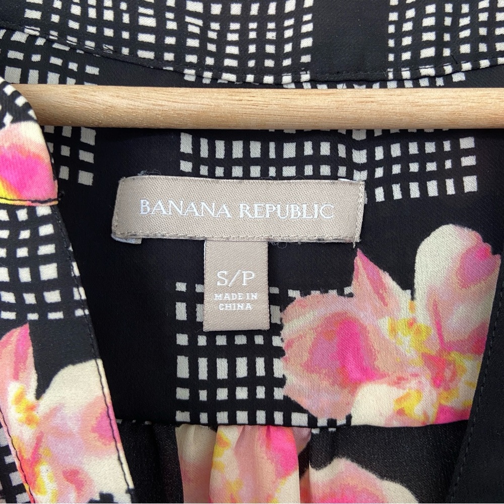 BANANA REPUBLIC BLACK/PINK FLORAL V-NECK SLEEVELESS TOP/BLOUSE, SMALL - Picture 4 of 8